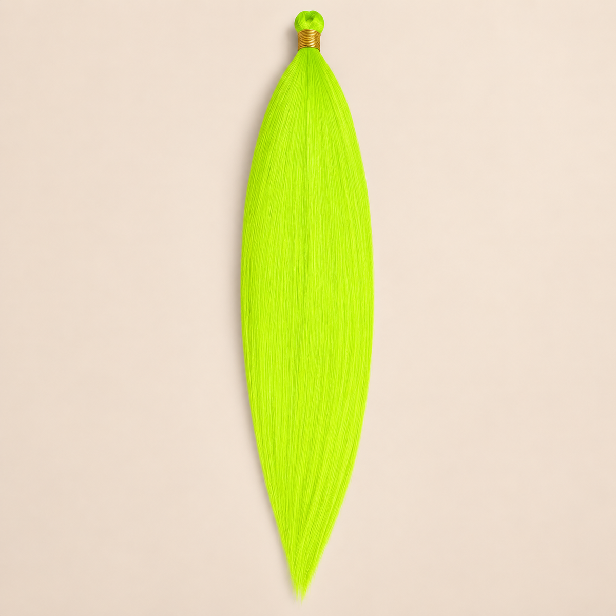 Mono Braid vlechthaar in neon limegroen, 60 cm en 80 gram, op beige achtergrond