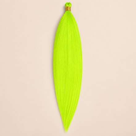 Mono Braid vlechthaar in neon limegroen, 60 cm en 80 gram, op beige achtergrond