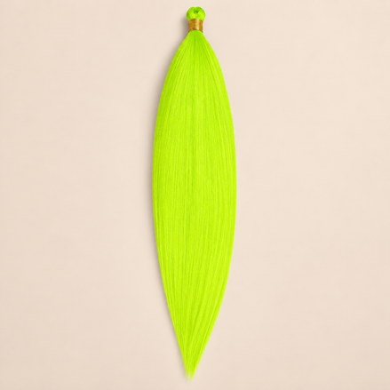 Mono Braid vlechthaar in neon limegroen, 60 cm en 80 gram, op beige achtergrond