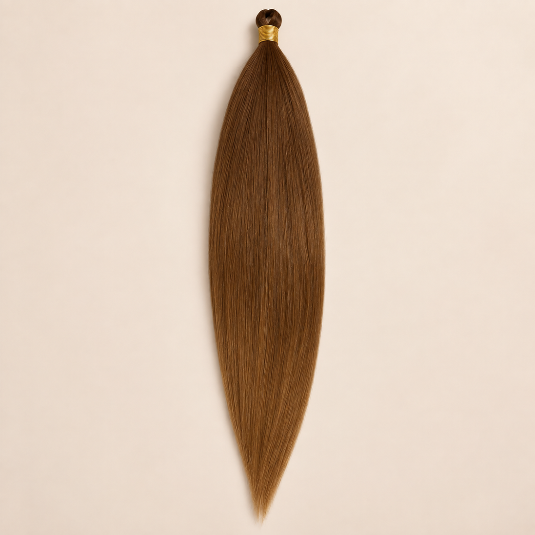 Mono Braid vlechthaar in warm kastanjebruin MB30, 60 cm en 80 gram, op beige achtergrond