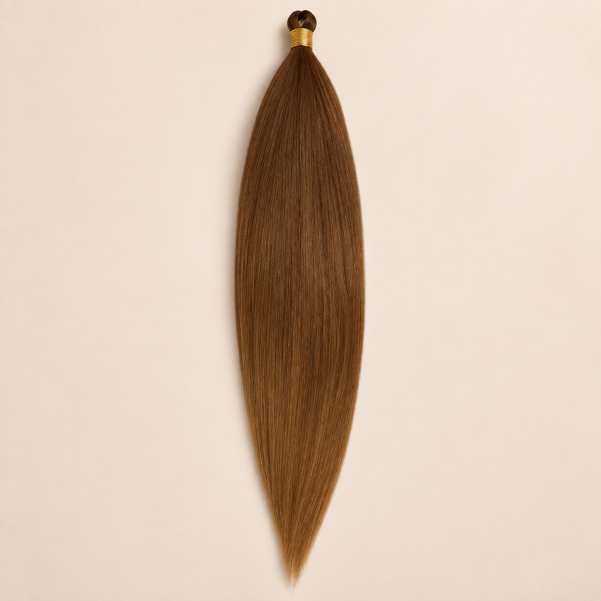 Mono Braid vlechthaar in warm kastanjebruin MB30, 60 cm en 80 gram, op beige achtergrond
