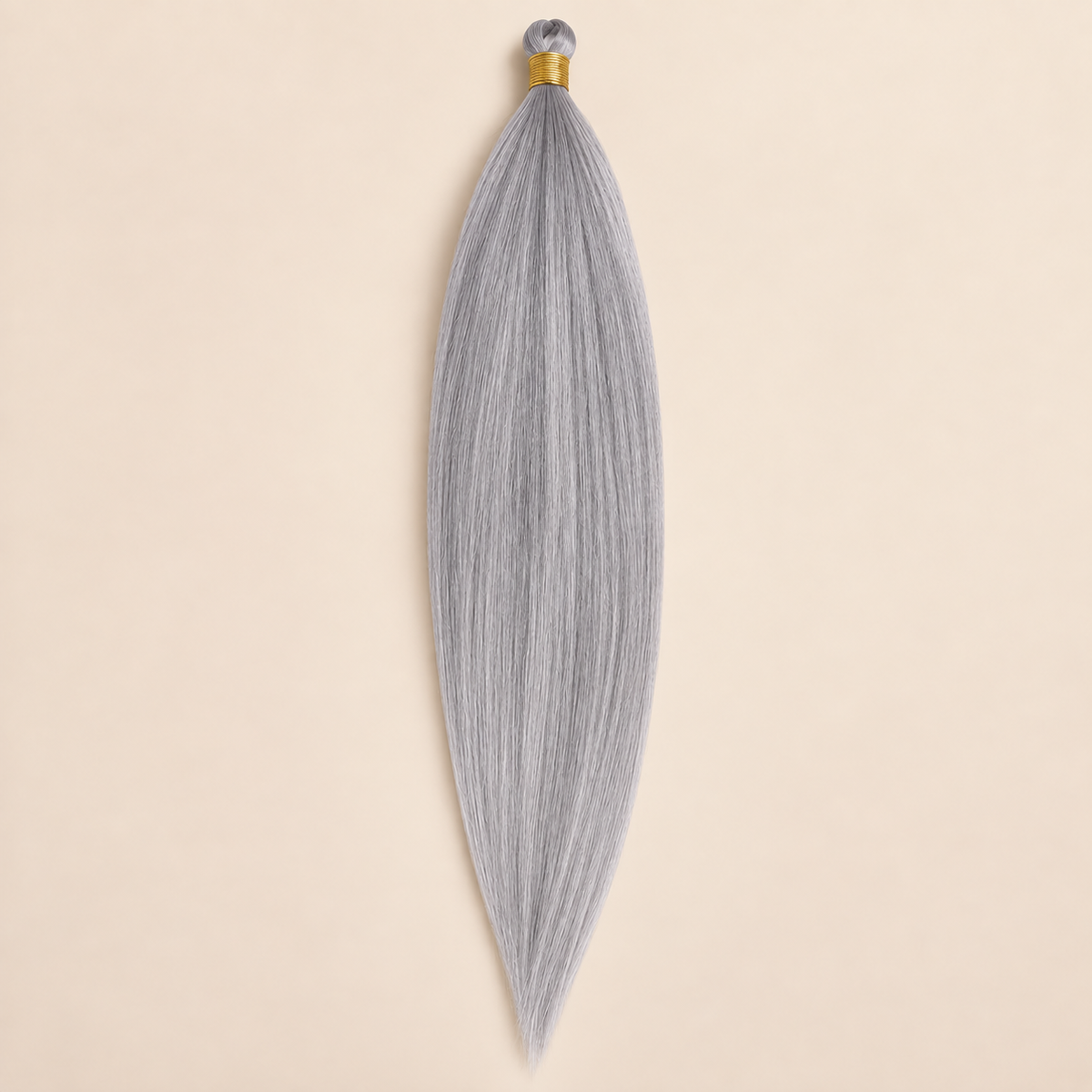 Mono Braid vlechthaar in zilvergrijs MB3904, 60 cm en 80 gram, op beige achtergrond