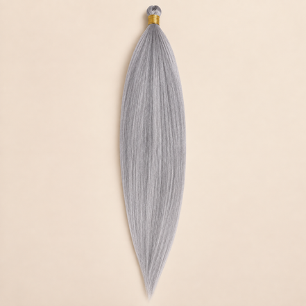 Mono Braid vlechthaar in zilvergrijs MB3904, 60 cm en 80 gram, op beige achtergrond