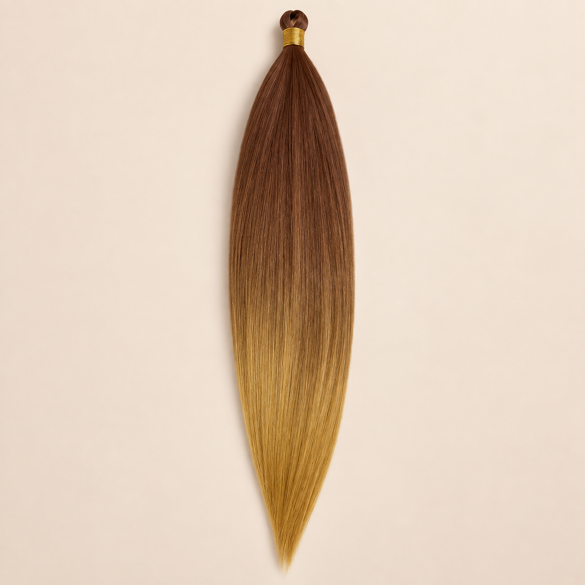 Mono Braid vlechthaar in warm koperbruin Golden Berry, 60 cm en 80 gram, op beige achtergrond