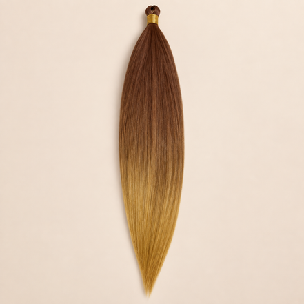Mono Braid vlechthaar in warm koperbruin Golden Berry, 60 cm en 80 gram, op beige achtergrond