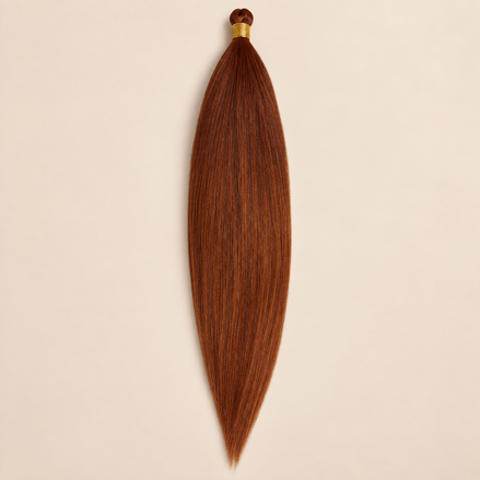 Mono Braid ombre vlechthaar van warmbruin naar goudblond OTC14, 75 cm en 80 gram, op beige achtergrond