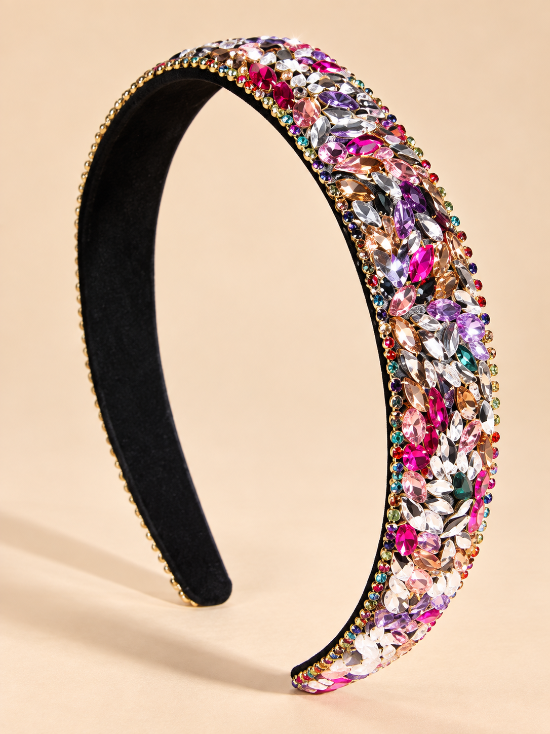 Luxe zwarte haarband met multicolor kristallen op beige achtergrond