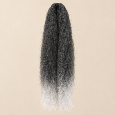 Ombre Jumbo Braid EVE 60 cm – T1B/60 zwart-zilverwit op beige achtergrond