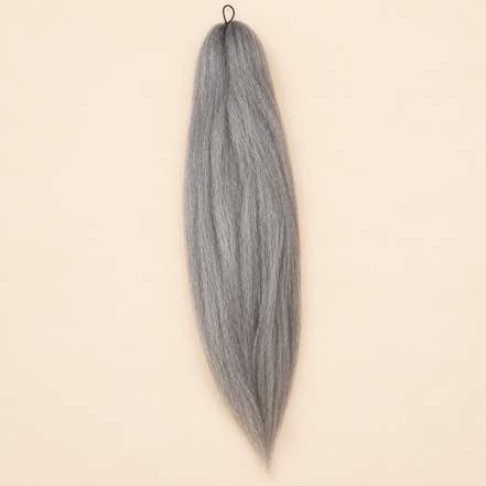 Jumbo Braid Pre-Stretched EVE 70 cm – M51 zilvergrijs op beige achtergrond