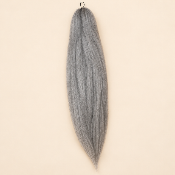 Jumbo Braid Pre-Stretched EVE 70 cm – M51 zilvergrijs op beige achtergrond
