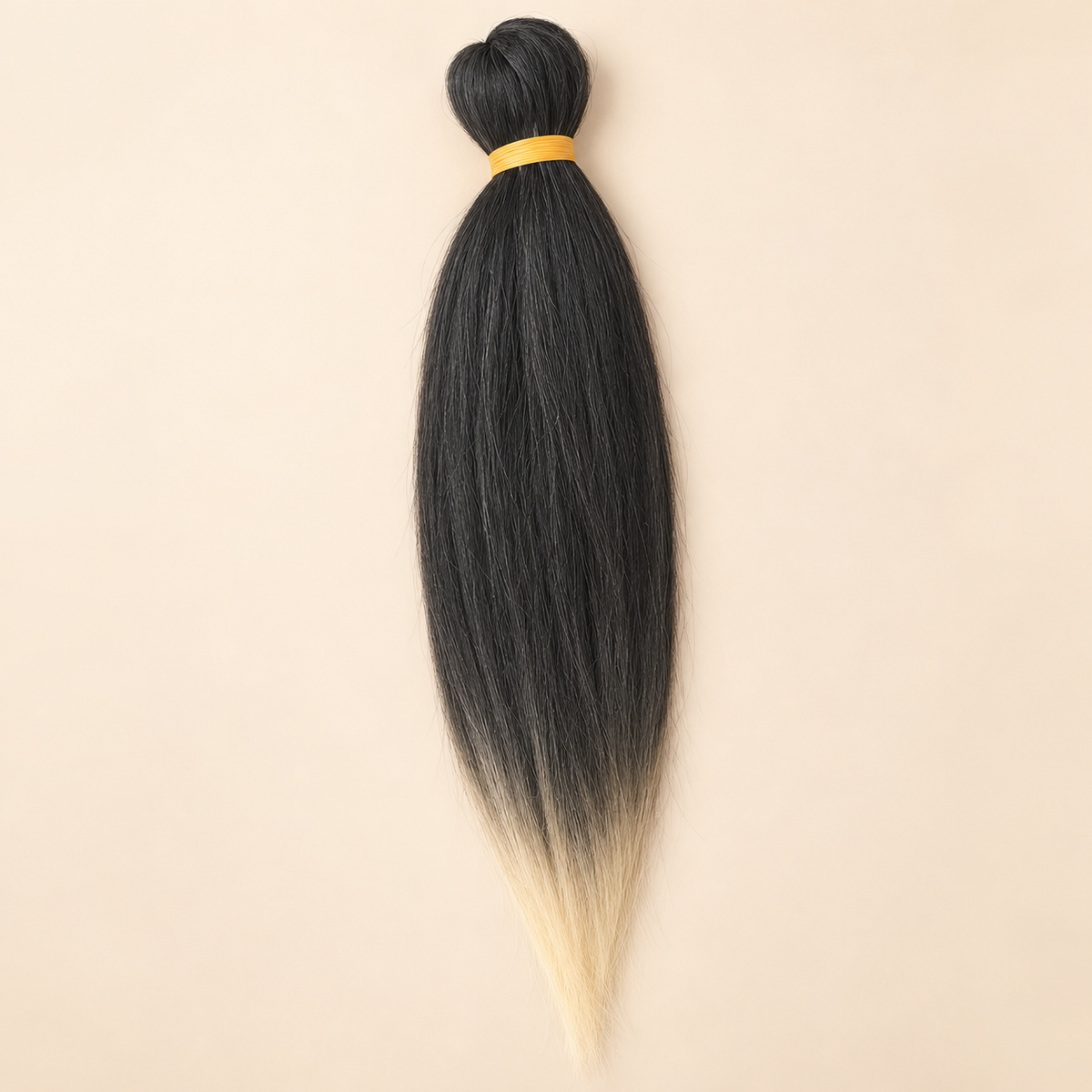 Jumbo Braid Pre-Stretched EVE 70 cm – T1B/613 zwart-lichtblond op beige achtergrond