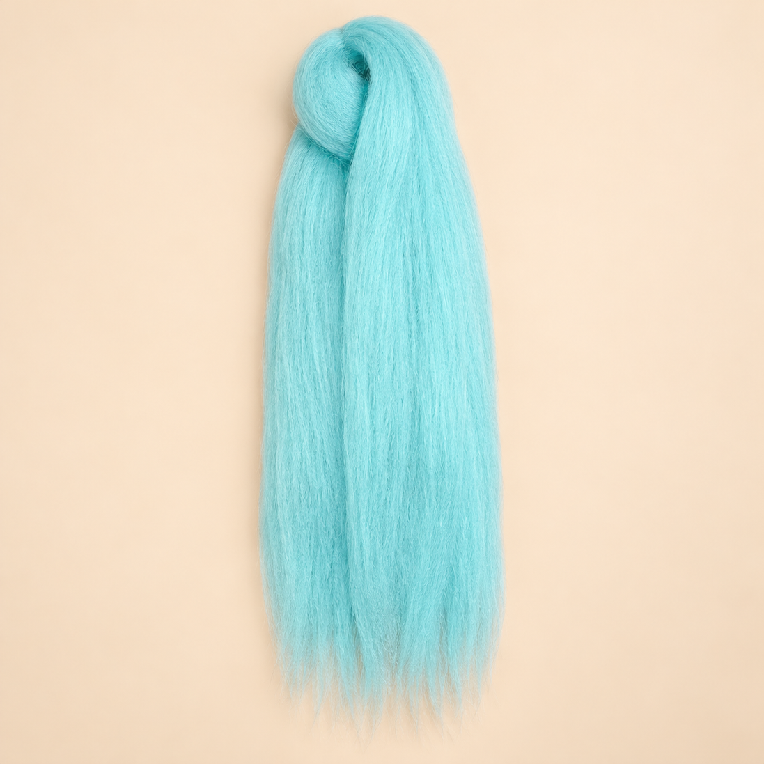 Jumbo Braid Pre-Stretched RastAfri 65 cm – P.Blue pastelblauw op beige achtergrond