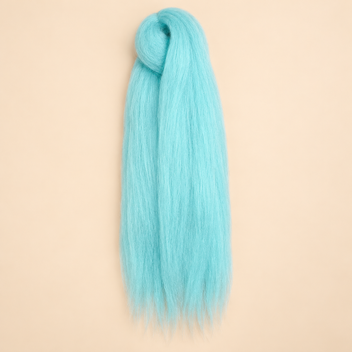 Jumbo Braid Pre-Stretched RastAfri 65 cm – P.Blue pastelblauw op beige achtergrond