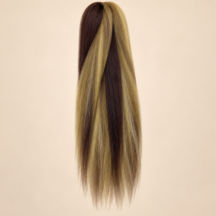 Jumbo Braid Pre-Stretched RastAfri 65 cm – GSF24 donkerbruin-asblond op beige achtergrond