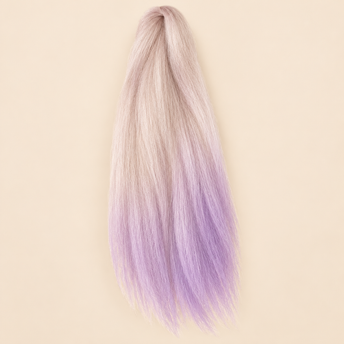 Jumbo Braid Pre-Stretched RastAfri 65 cm – BT.SmokeyLilac wit-lavendel op beige achtergrond