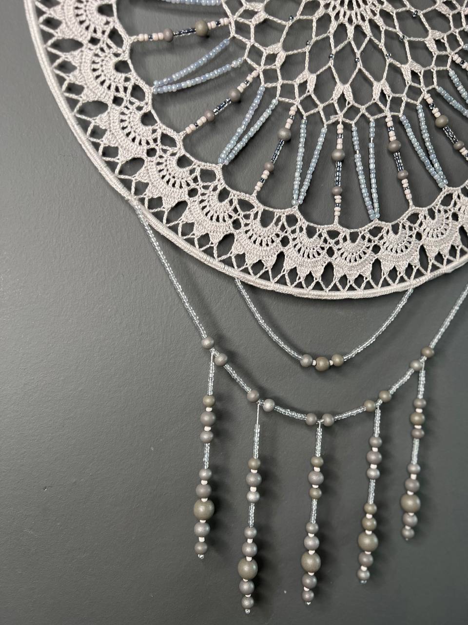 Dromenvanger Light Grey Beaded 45cm – Handgemaakte Dreamcatcher