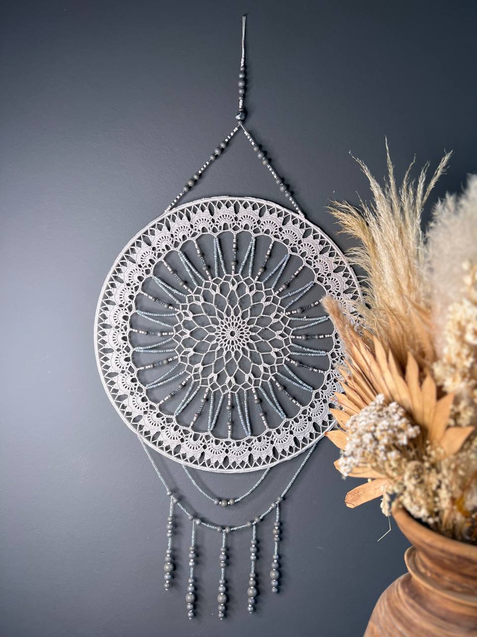 Dromenvanger Light Grey Beaded 45cm handgemaakte dreamcatcher - De HaarBoetiek
