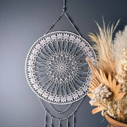 Dromenvanger Light Grey Beaded 45cm handgemaakte dreamcatcher - De HaarBoetiek