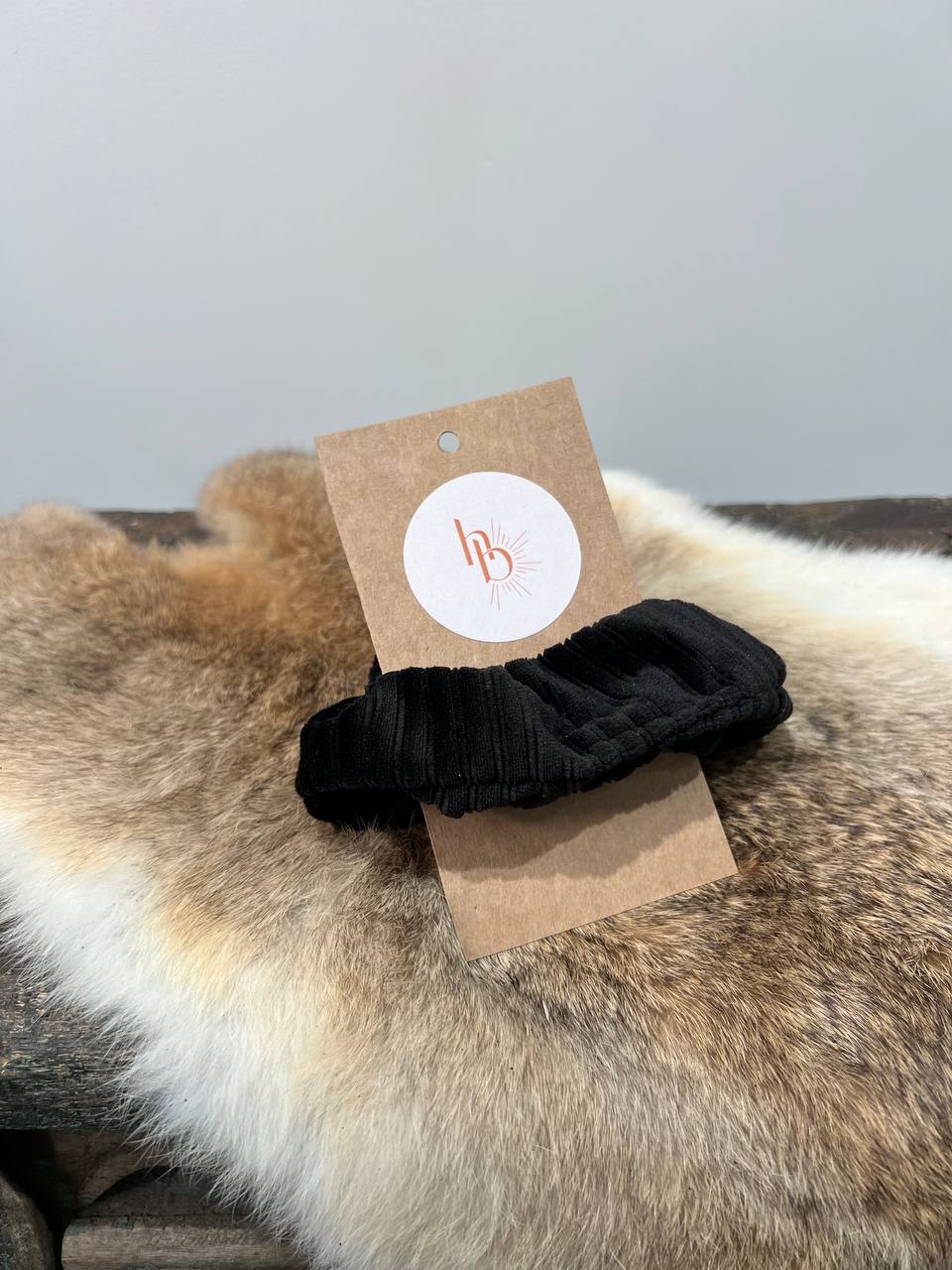 All black rib scrunchie - De HaarBoetiek