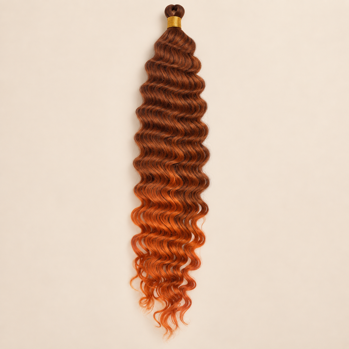 Koperbruin naar amber ombré RastAfri Jamaican Curl kanekalon vlechthaar, T33/Amber, 50 cm, 85 gram, beige achtergrond