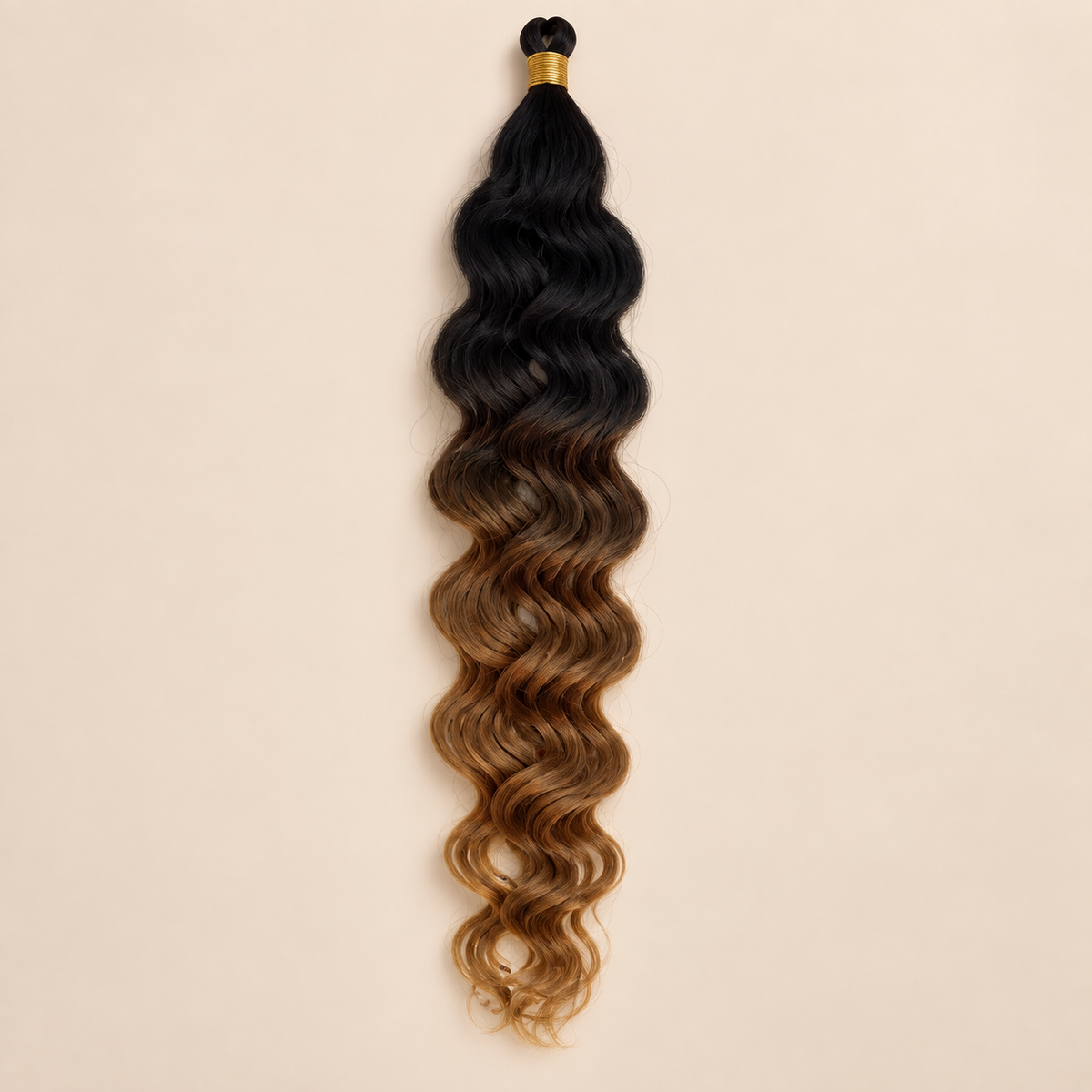 Zwart naar honingblond ombré RastAfri Kingston Curl kanekalon vlechthaar, kleur GTOM/27, 50 cm en 85 gram, op beige achtergrond