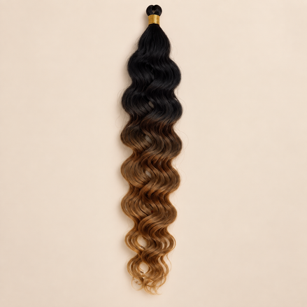 Zwart naar honingblond ombré RastAfri Kingston Curl kanekalon vlechthaar, kleur GTOM/27, 50 cm en 85 gram, op beige achtergrond