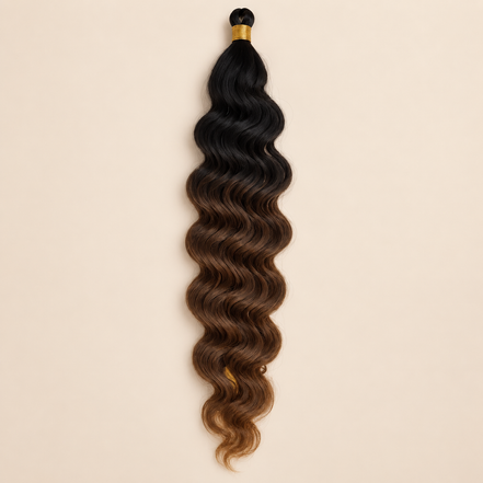 Zwart naar koperbruin ombré RastAfri Kingston Curl kanekalon vlechthaar, kleur GTOM/30, 50 cm en 85 gram, op beige achtergrond