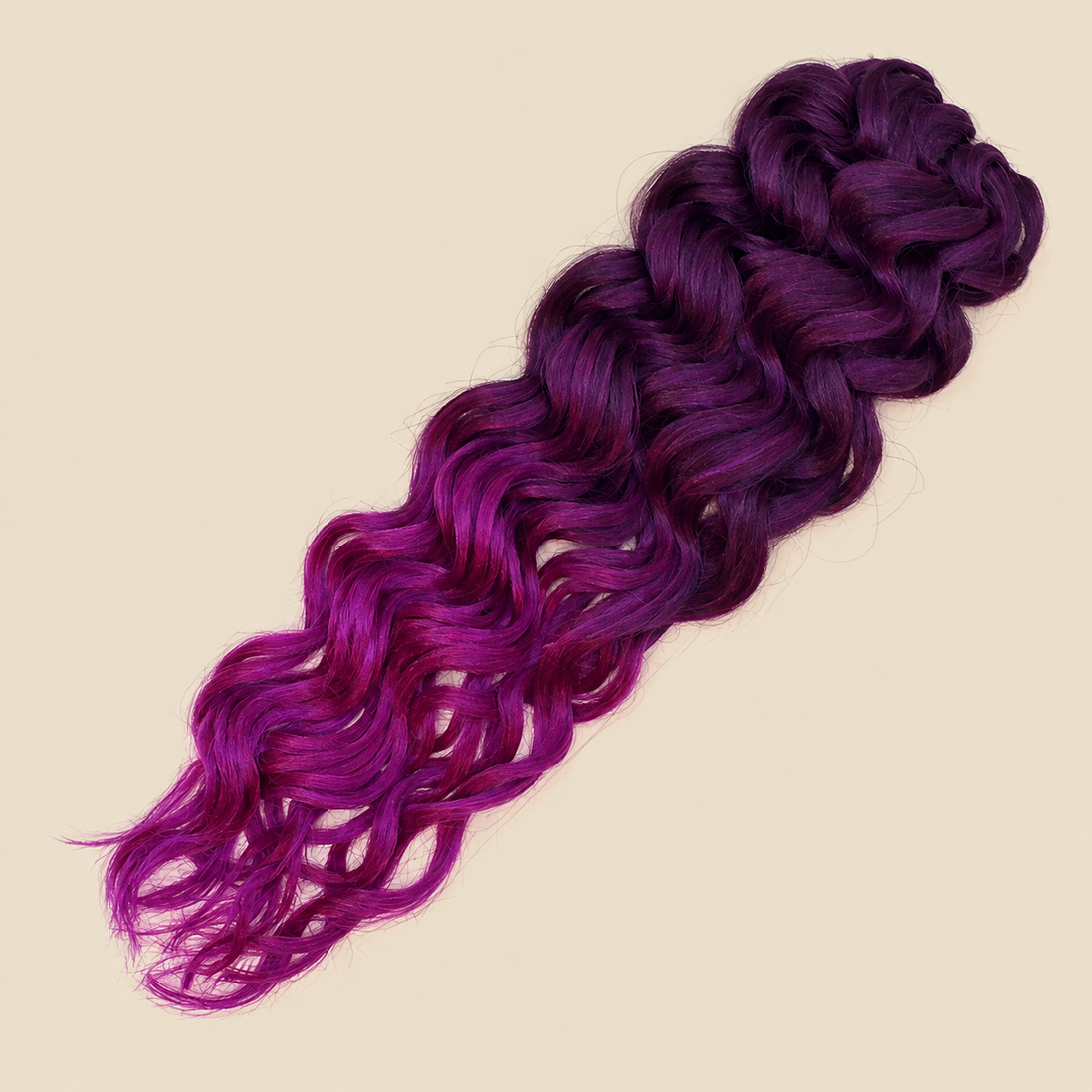 RastAfri Hawai Curl T1B/F.Purple, paars ombre kanekalon invlechthaar op beige achtergrond