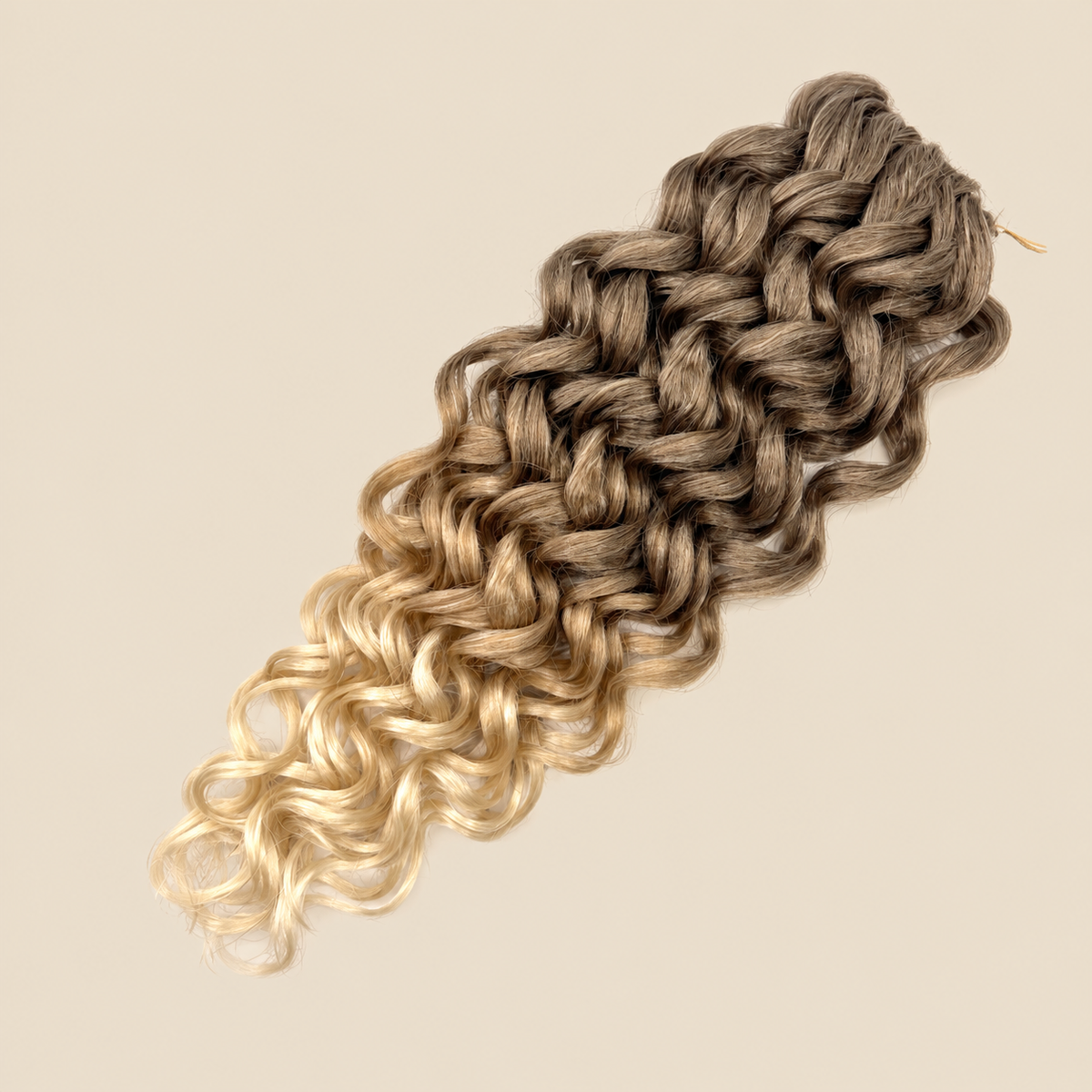 RastAfri Hawai Curl T4/27/613, bruin-blond ombre kanekalon invlechthaar op beige achtergrond
