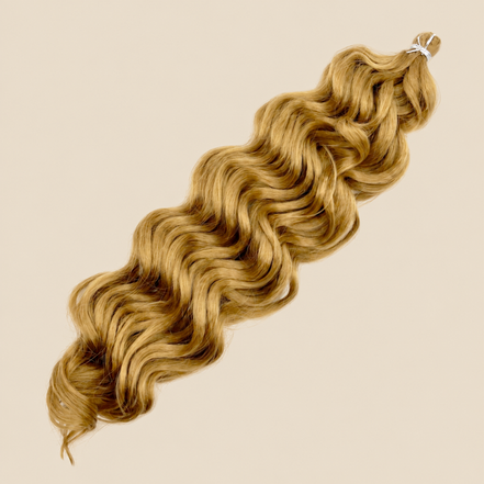RastAfri Lake Wave 27, honingblond kanekalon op beige achtergrond
