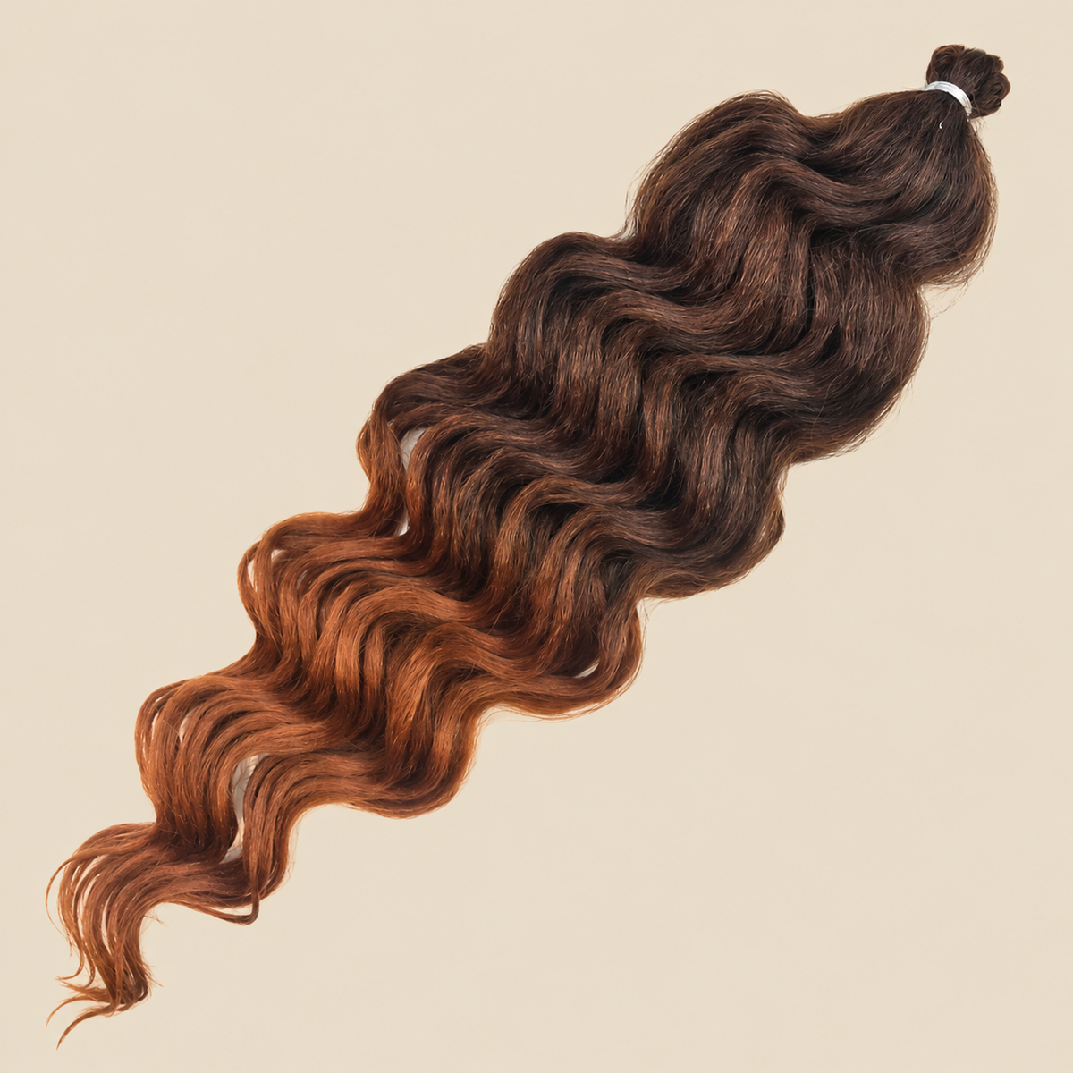 RastAfri Lake Wave T1B/30, bruin-koper ombre kanekalon op beige achtergrond