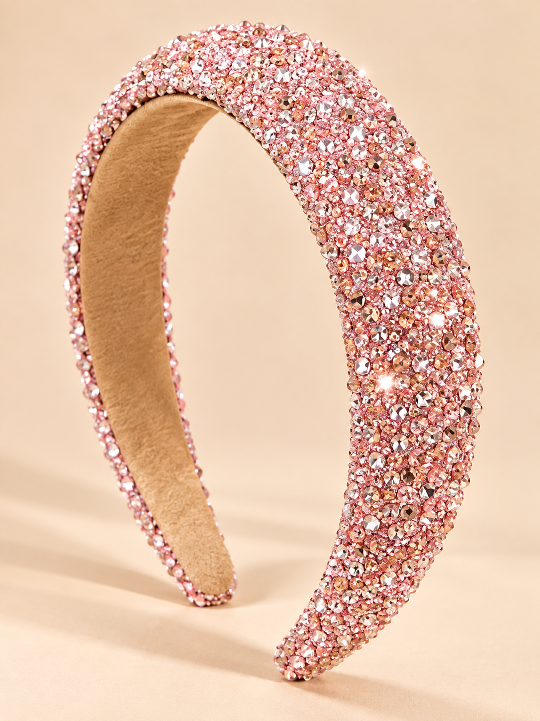 Brede roze glitter haarband met kristallen op beige achtergrond