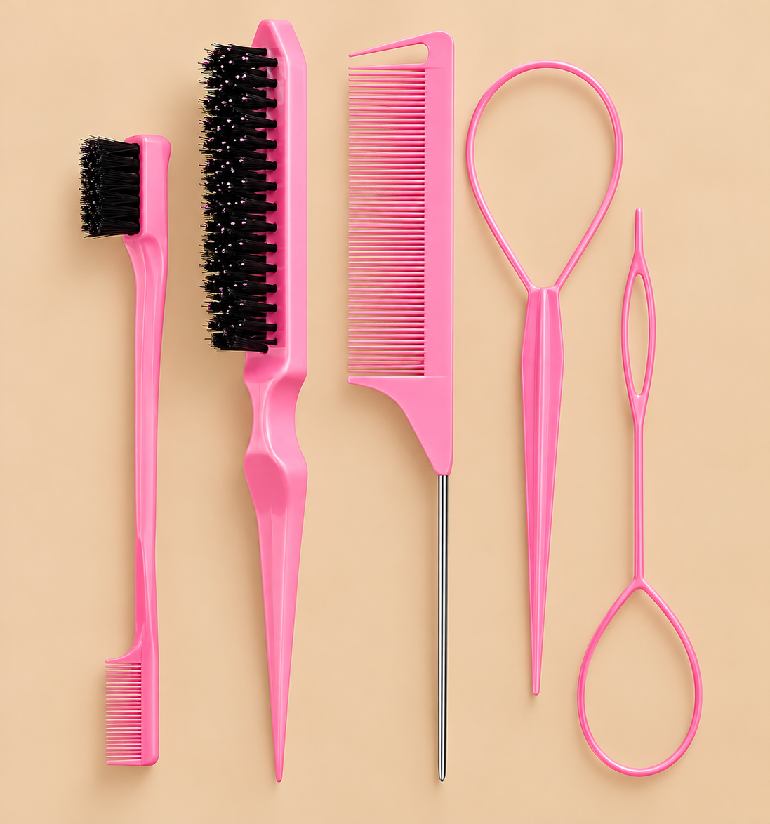 Roze vijfdelige haarstyling set met borstels, puntkam en haarlussen op beige achtergrond