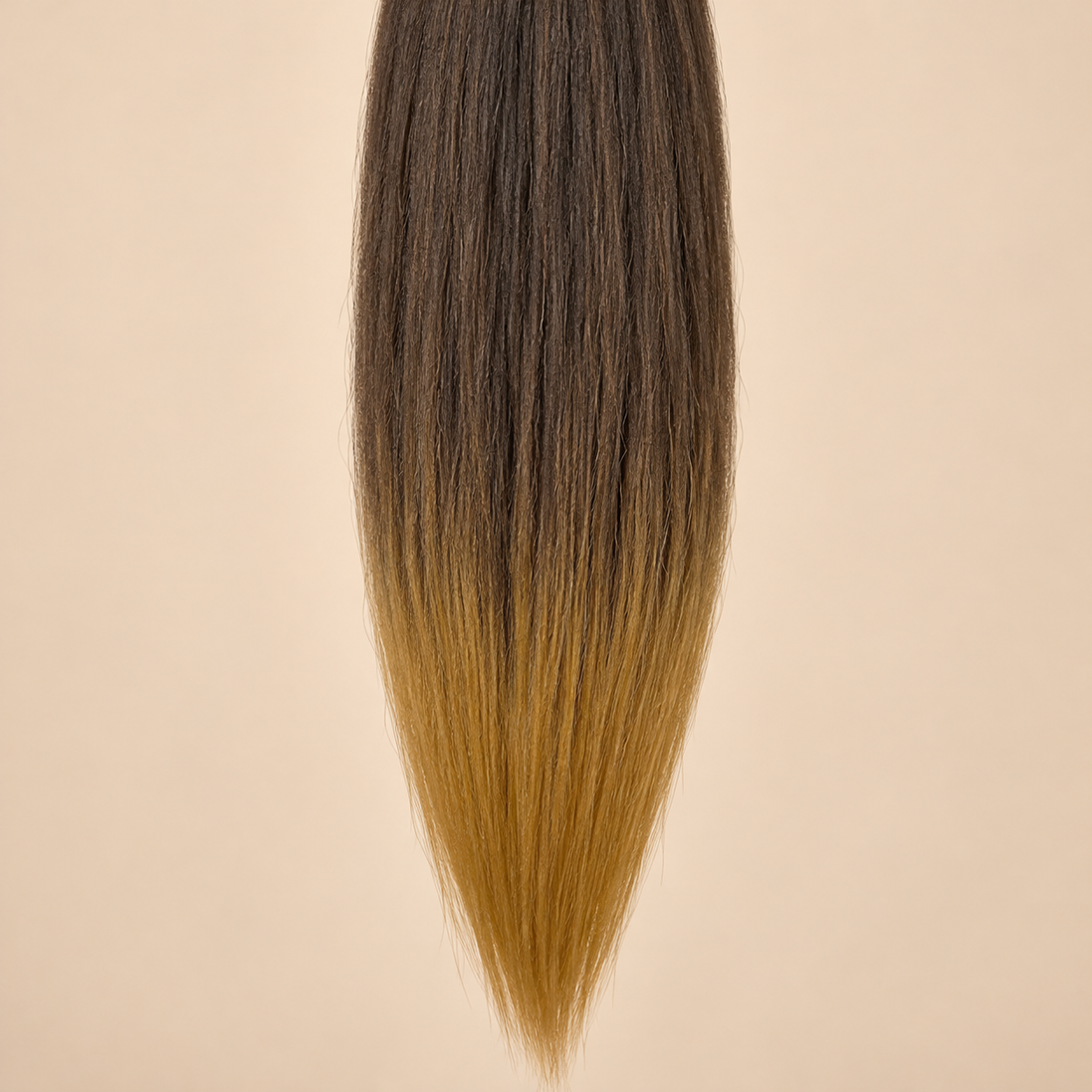Ruwa Kanekalon invlechthaar Zwart honingblond ombre SM1B/27 op beige achtergrond