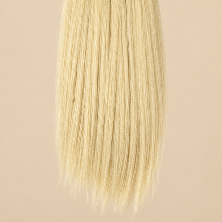 Ruwa Kanekalon invlechthaar Lichtblond 613 op beige achtergrond