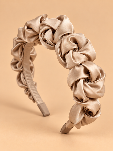 Champagne beige satijnen bloemen haarband op egale beige achtergrond