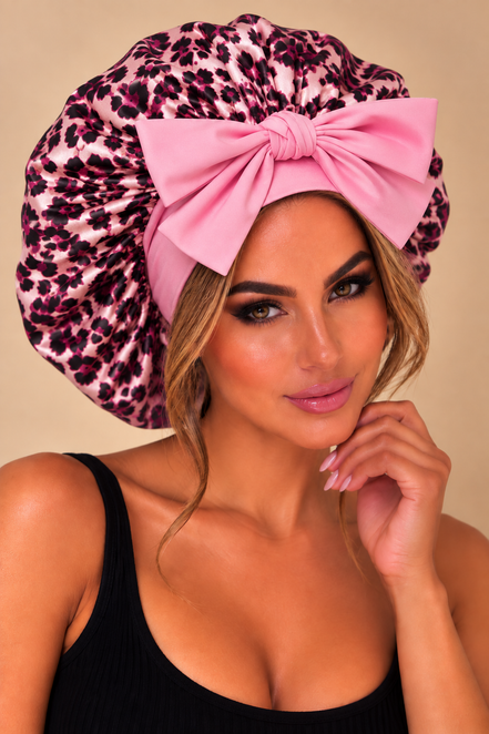 Roze satijnen slaapbonnet met luipaardprint en grote strik - de HaarBoetiek