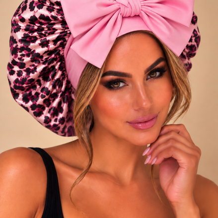 Roze satijnen slaapbonnet met luipaardprint en grote strik - de HaarBoetiek