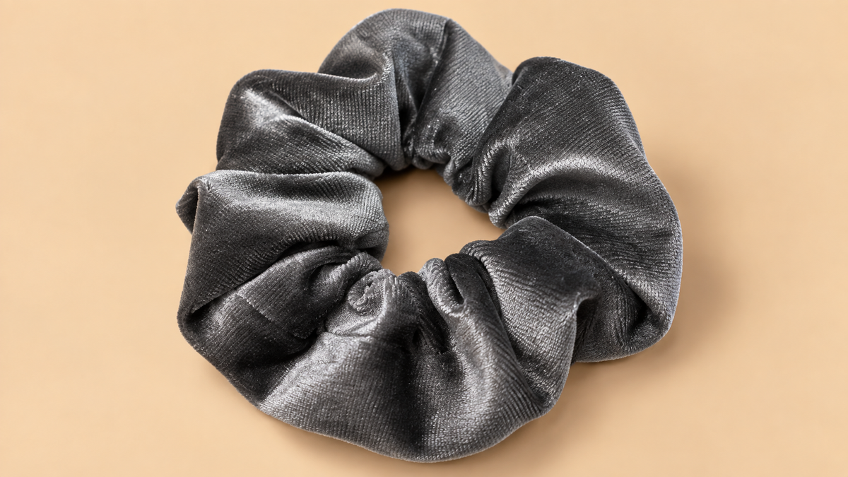 Grijze velvet scrunchie 8-10 cm - De HaarBoetiek