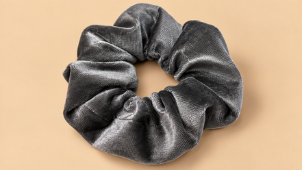 Grijze velvet scrunchie 8-10 cm - De HaarBoetiek