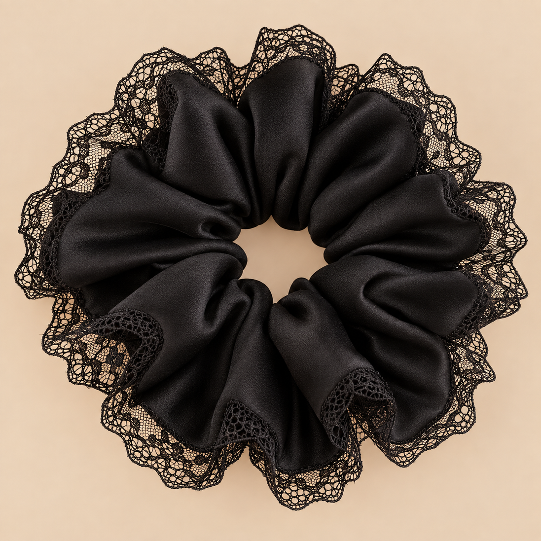 Zwarte satijnen XXL scrunchie met kanten lace rand - de HaarBoetiek