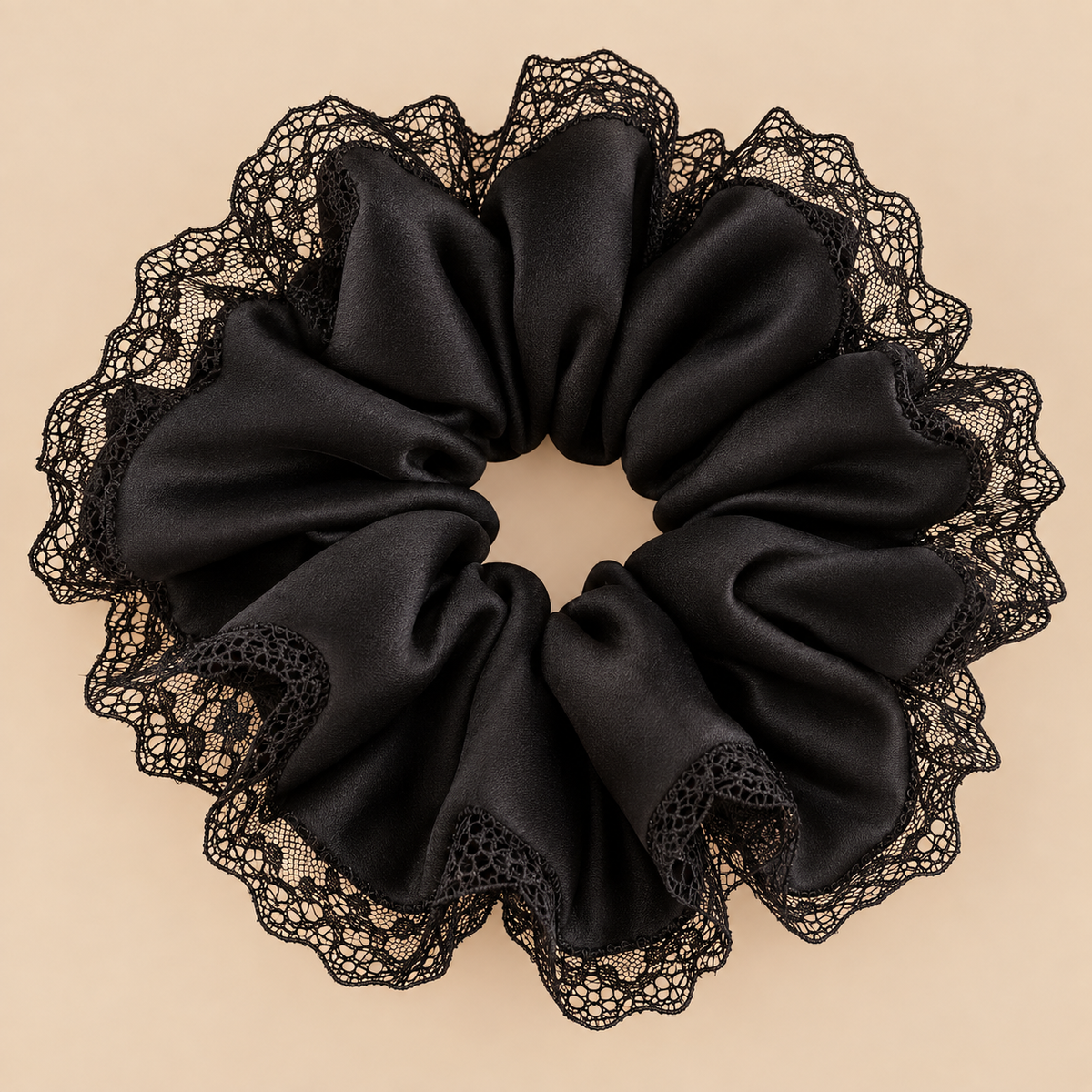 Zwarte satijnen XXL scrunchie met kanten lace rand - de HaarBoetiek
