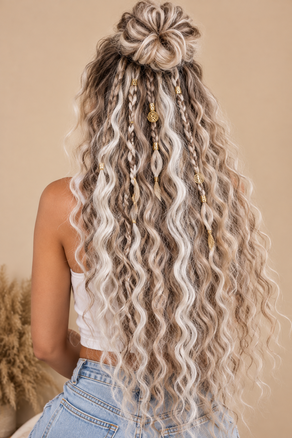 Shop de Look met Ariel golvend haar in bruin-beigeblond, beige asblond en wit-zilver