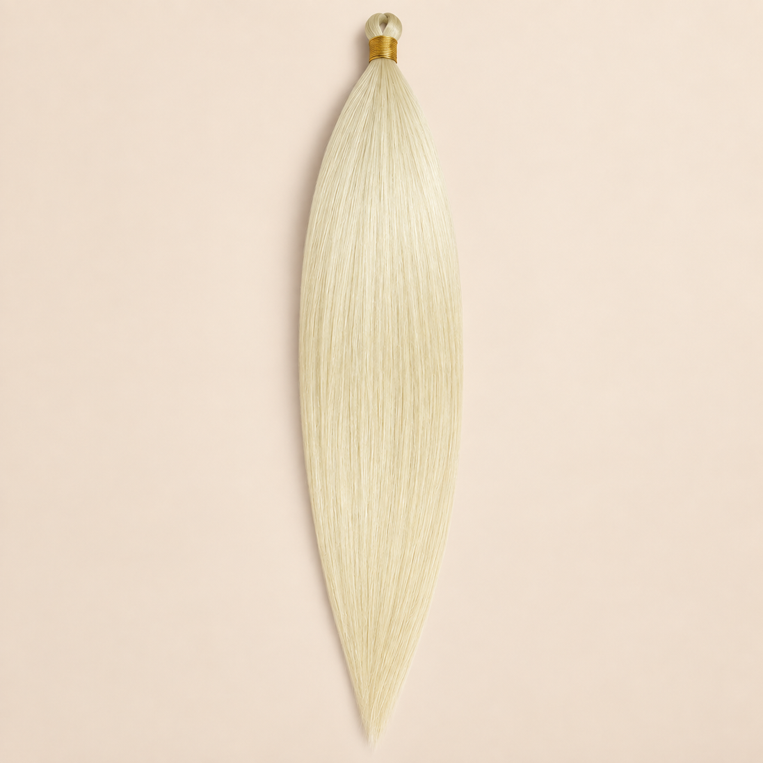 Steil Pony Kanekalon vlechthaar in kleur 10, 70 cm en 100 gram, op beige achtergrond