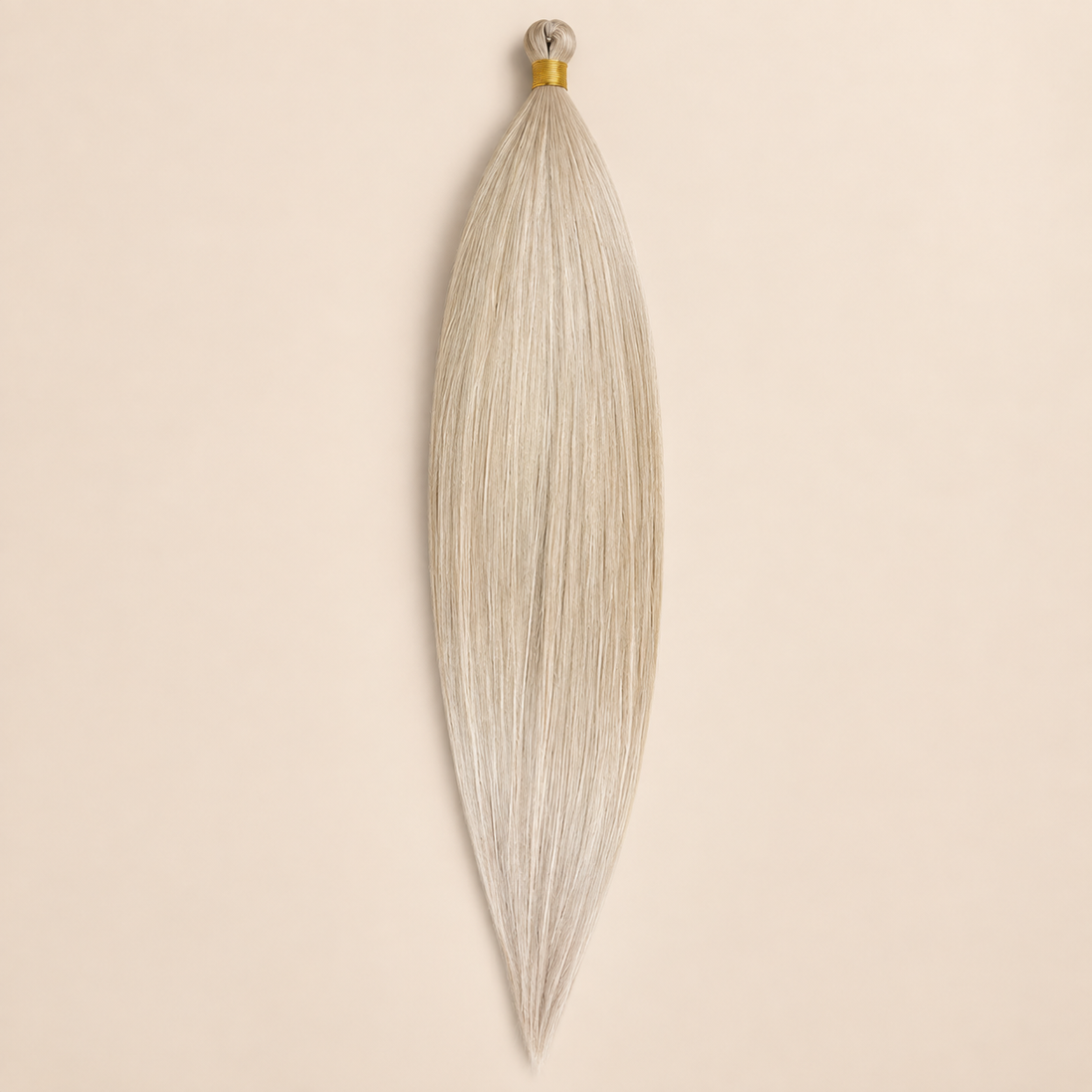 Steil Pony Kanekalon vlechthaar in kleur 1001B, 70 cm en 100 gram, op beige achtergrond