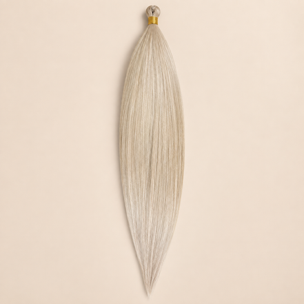 Steil Pony Kanekalon vlechthaar in kleur 1001B, 70 cm en 100 gram, op beige achtergrond
