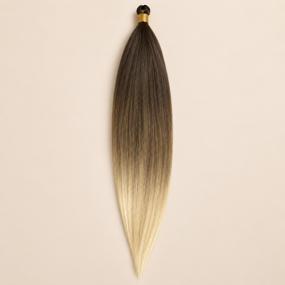 Steil Pony Kanekalon vlechthaar in kleur 14, 70 cm en 100 gram, op beige achtergrond