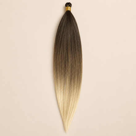Steil Pony Kanekalon vlechthaar in kleur 14, 70 cm en 100 gram, op beige achtergrond