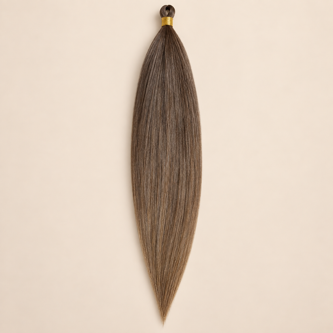 Steil Pony Kanekalon vlechthaar in kleur 145T, 70 cm en 100 gram, op beige achtergrond