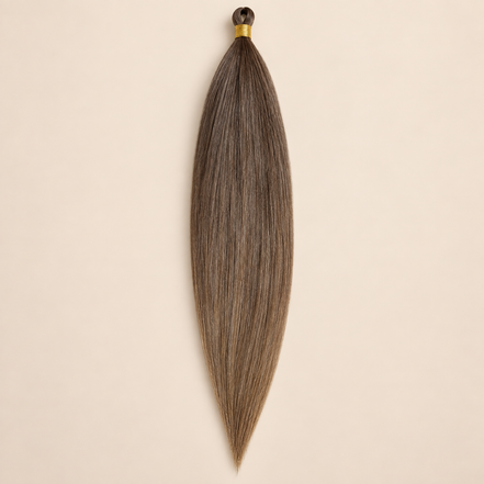 Steil Pony Kanekalon vlechthaar in kleur 145T, 70 cm en 100 gram, op beige achtergrond